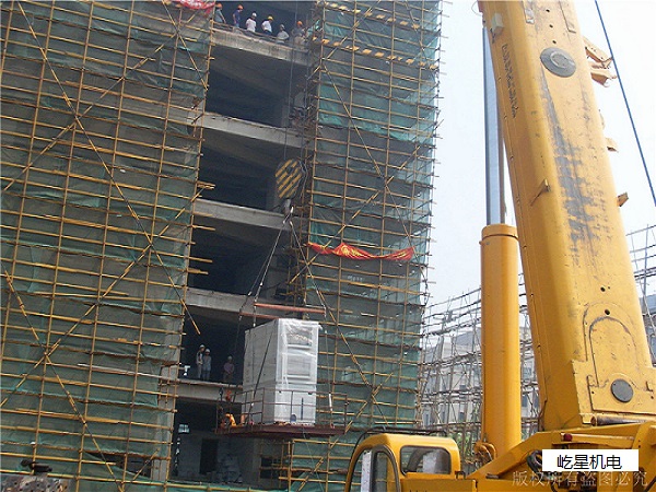 201312132T6RPH040X 設(shè)備吊裝